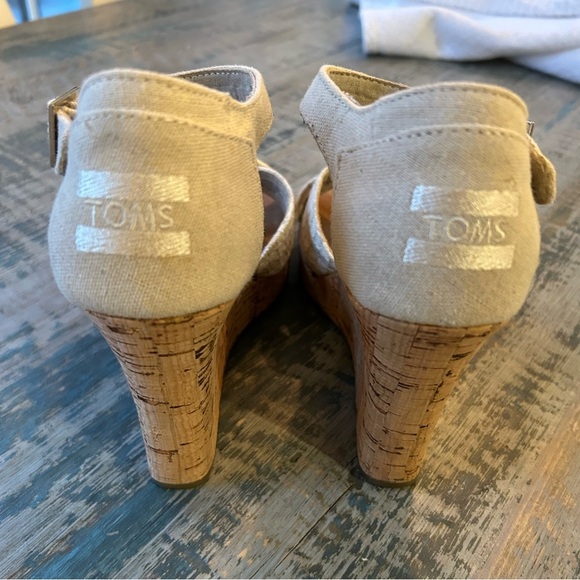 Toms Women Size 6 Wedge Sandal Light beige cream pattern at toes 3.5” heel - Picture 4 of 10